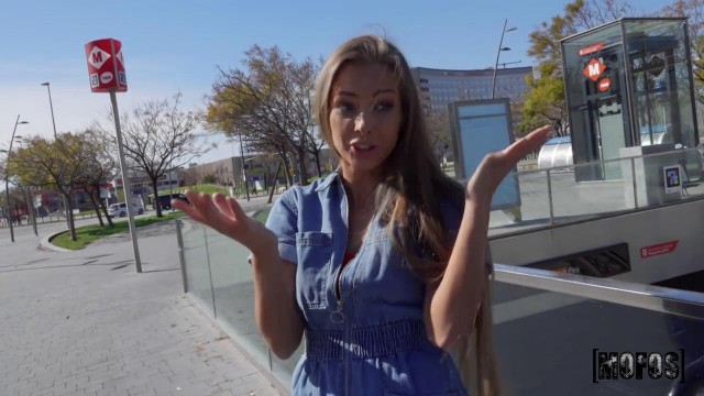 Парень встретил в метро красивую девку и на мосту отымел ее