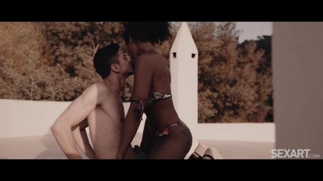 Парень красиво трахает негритянку на крыше