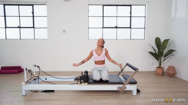Татуированная фитнес крошка трахается на тренажере пилатеса